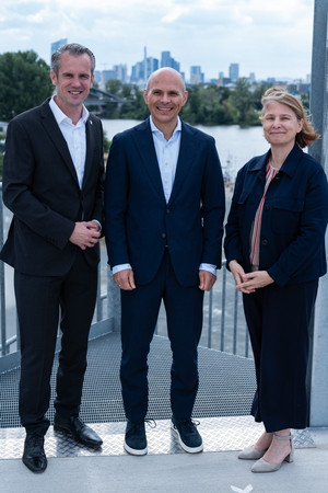 v. l. : Oberbürgermeister Stadt Offenbach Dr. Felix Schwenke, CEO Pan Dacom Gruppe Dirk Bachmann, Geschäftsführerin Mainviertel GmbH Bozica Niermann. Image-Copyright: Stadt Offenbach / Yannic Bill