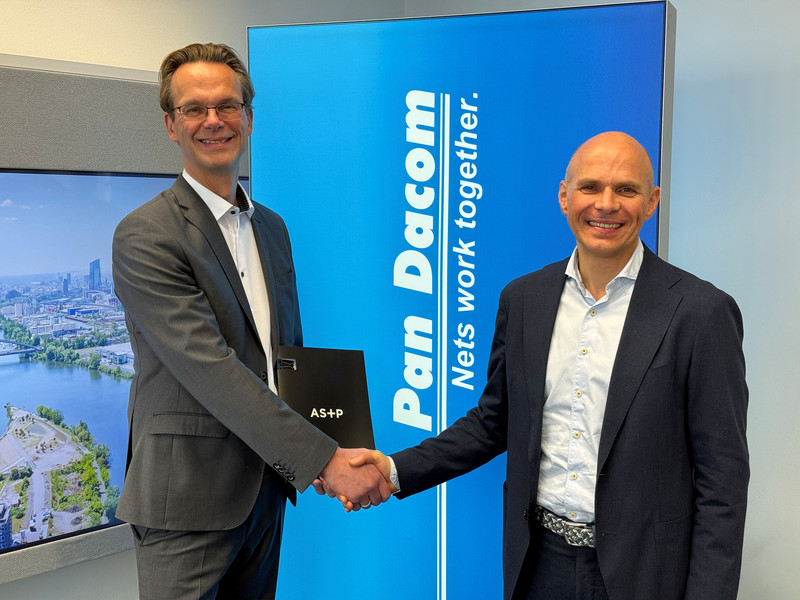 Martin Teigeler (I.) und Dirk Bachmann (r.) trafen sich im November zur Vertragsunterzeichnung.